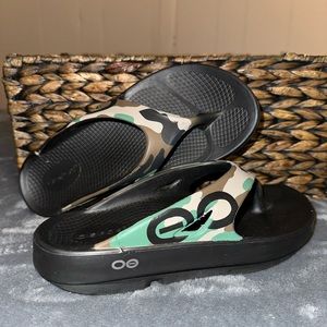 OOFOS thong sandals black with camoflague straps size M6 W8 EU 39
